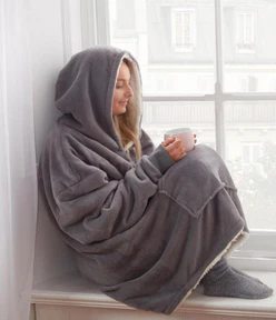 Person mit Decken Hoodie